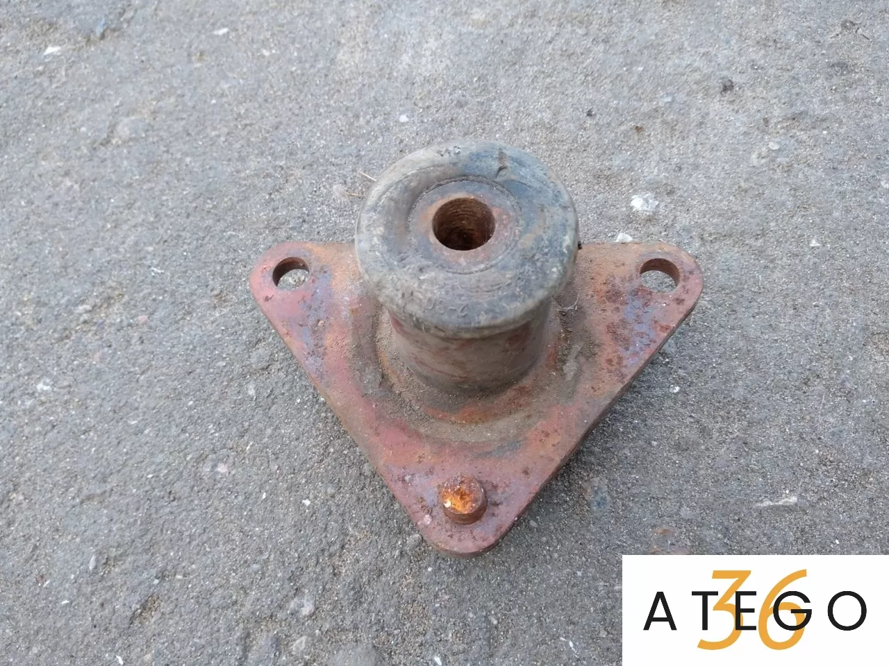 Задний кронштейн передней рессоры