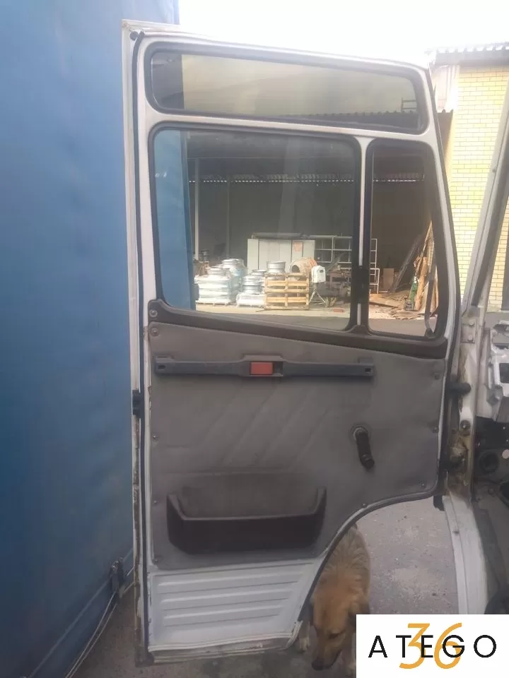 Дверь передняя правая на Мерседес-Бенц 609-814/ Vario