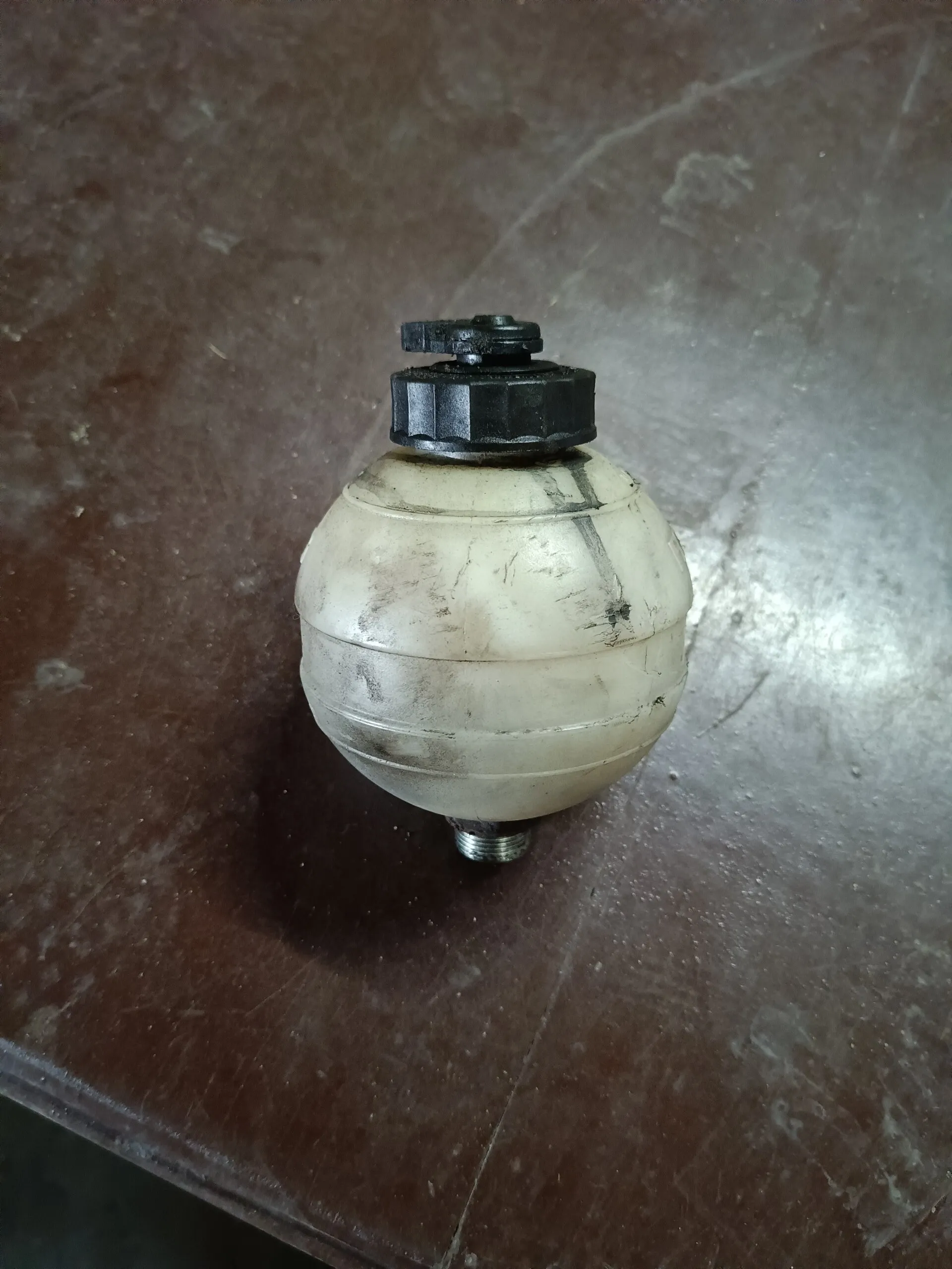 бачок тормозного цилиндра 0004301602