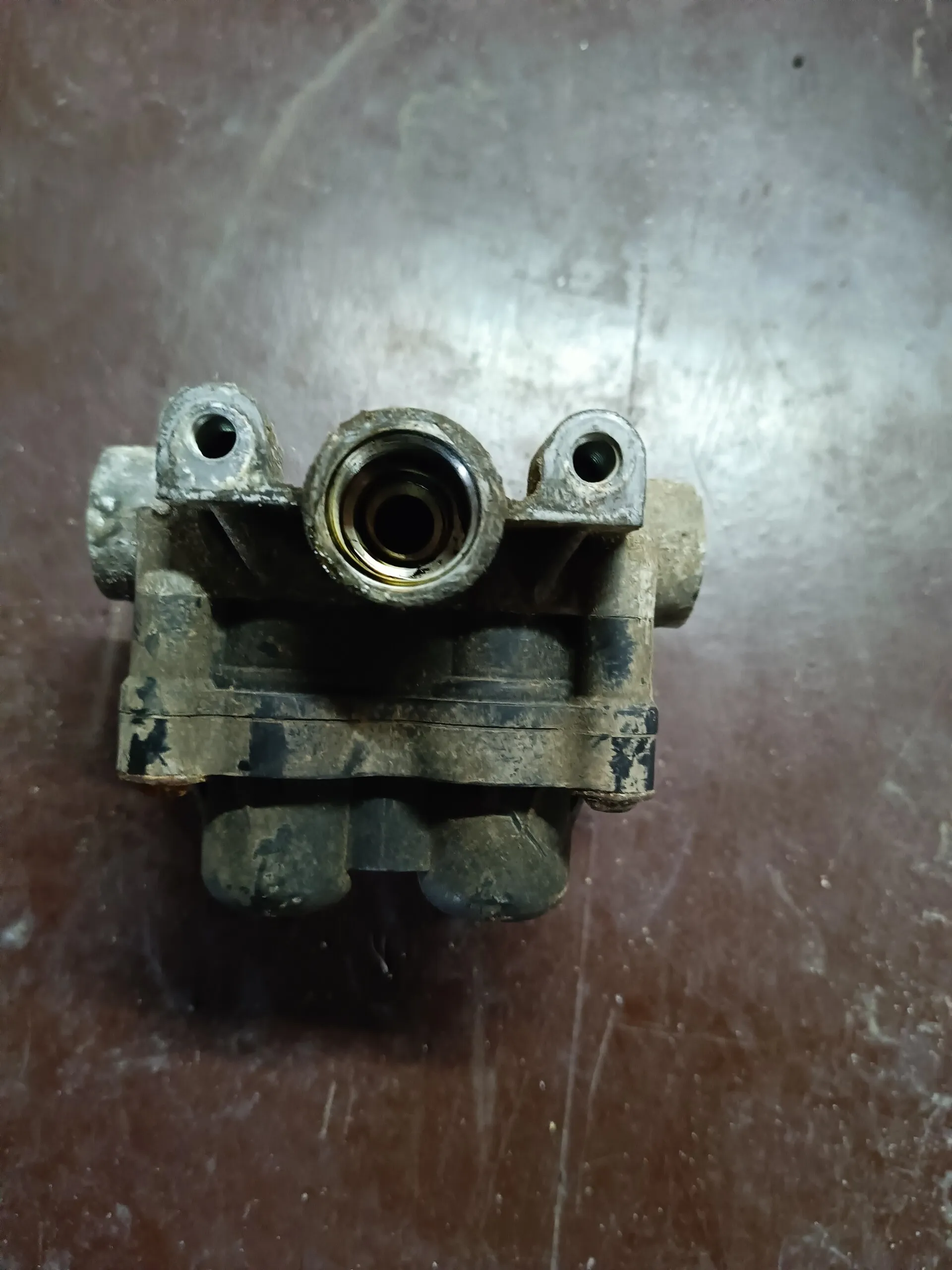 Кран четырехконтурный Мерседес-Бенц Варио AE4623