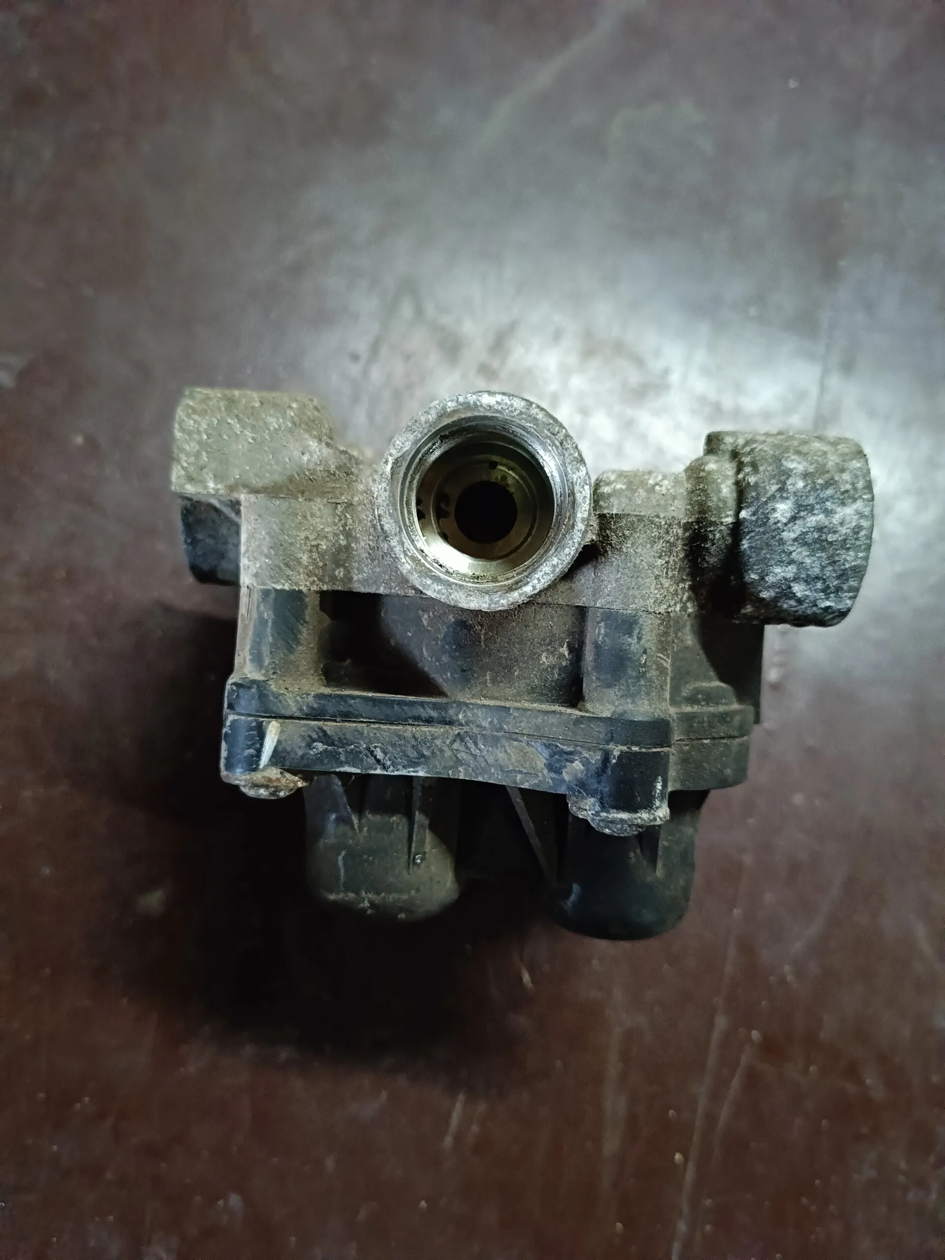 Кран четырехконтурный Мерседес-Бенц Варио AE4623