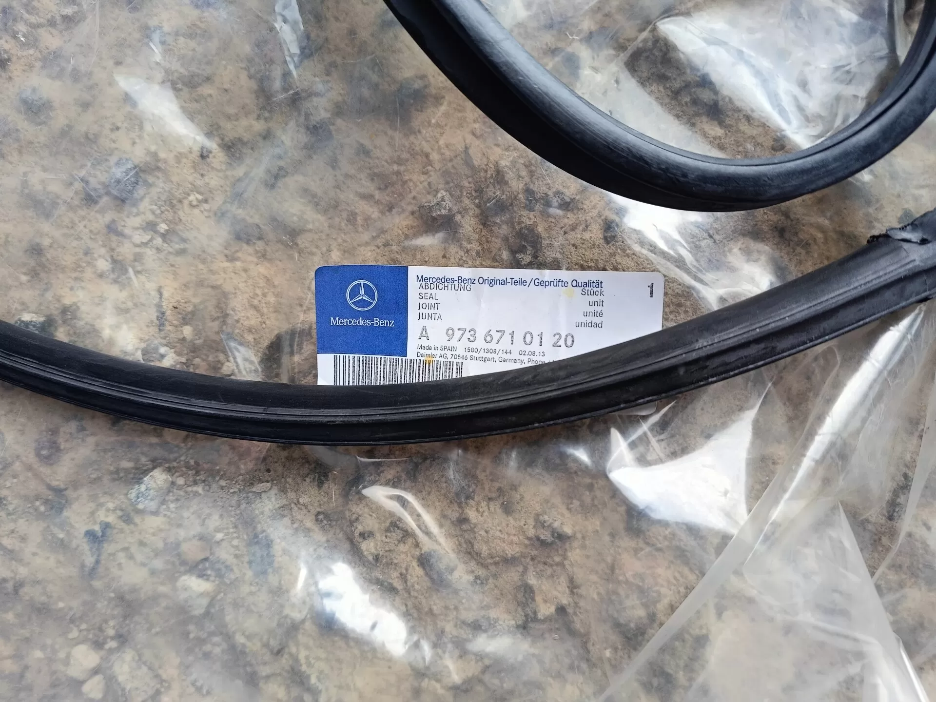 уплотнение лобового стекла Мерседес-Бенц АтегоII  9736710120